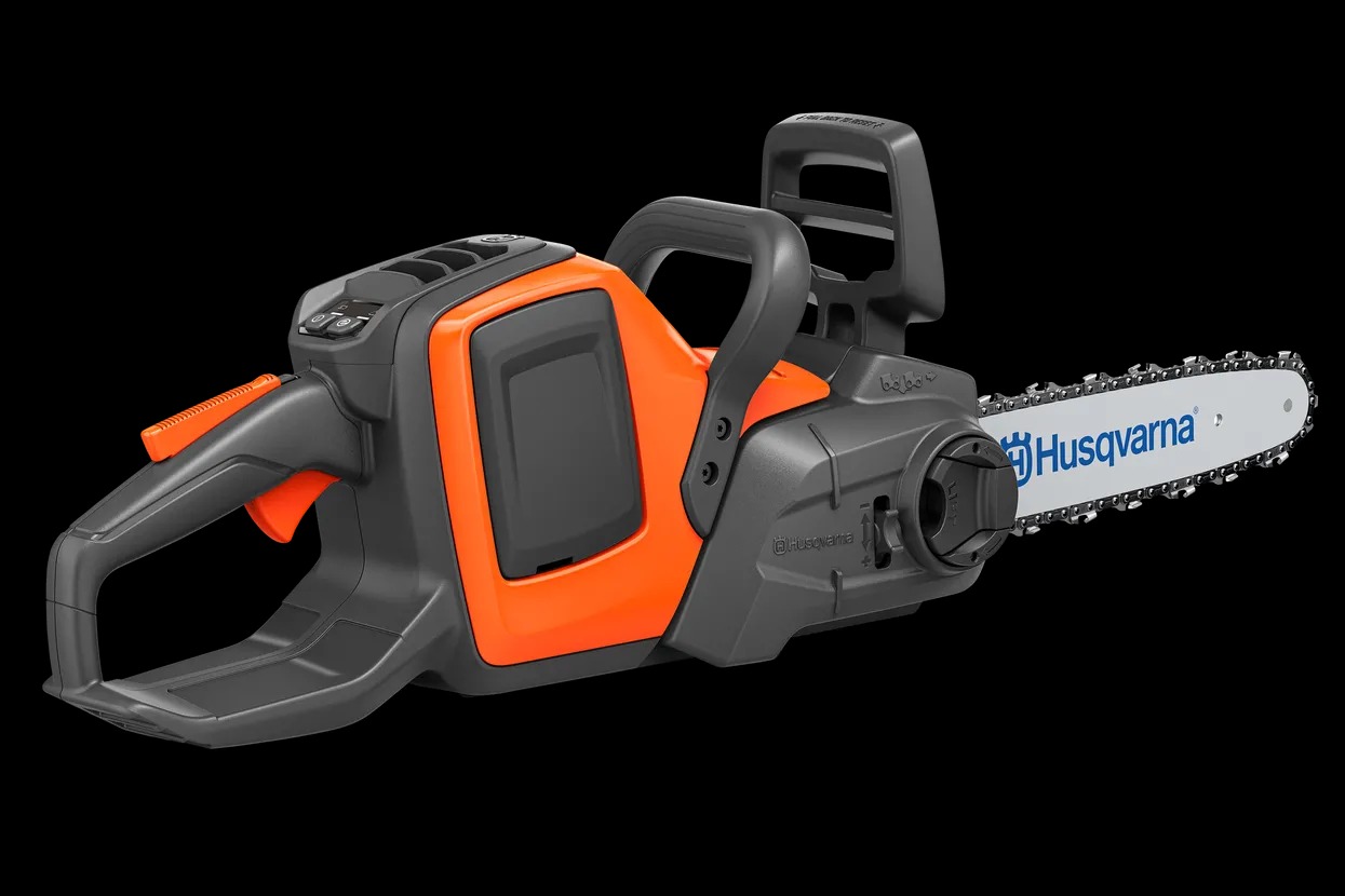 Husqvarna Power Axe 225i Review: A Lightweight but Capable 14-Inch Cordless Chainsaw